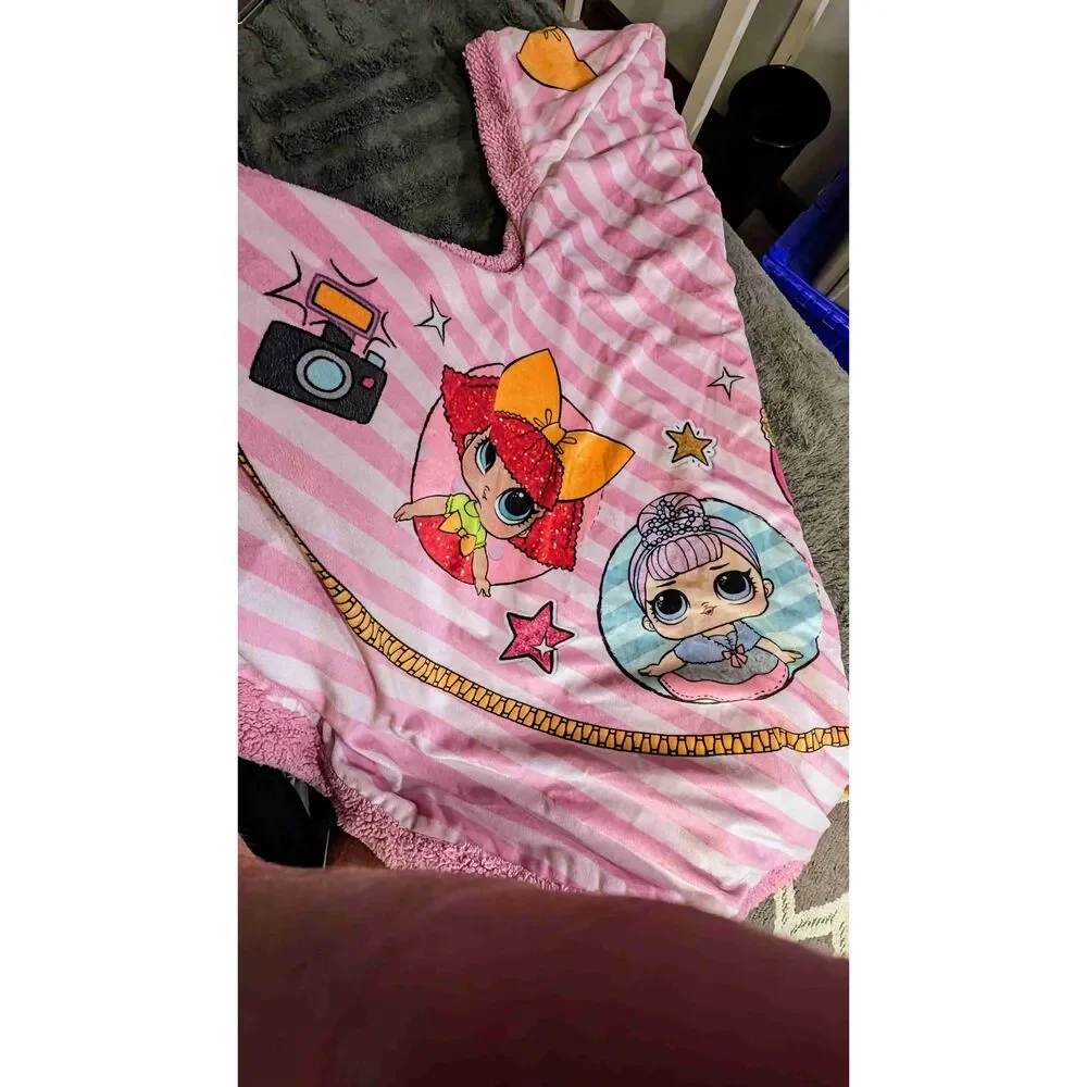 LOL DOLL HUGE LOT DOLLS ACCESSORIES AND HOODED BLANKET. SUPER CUTE LOT. LIKE NEW